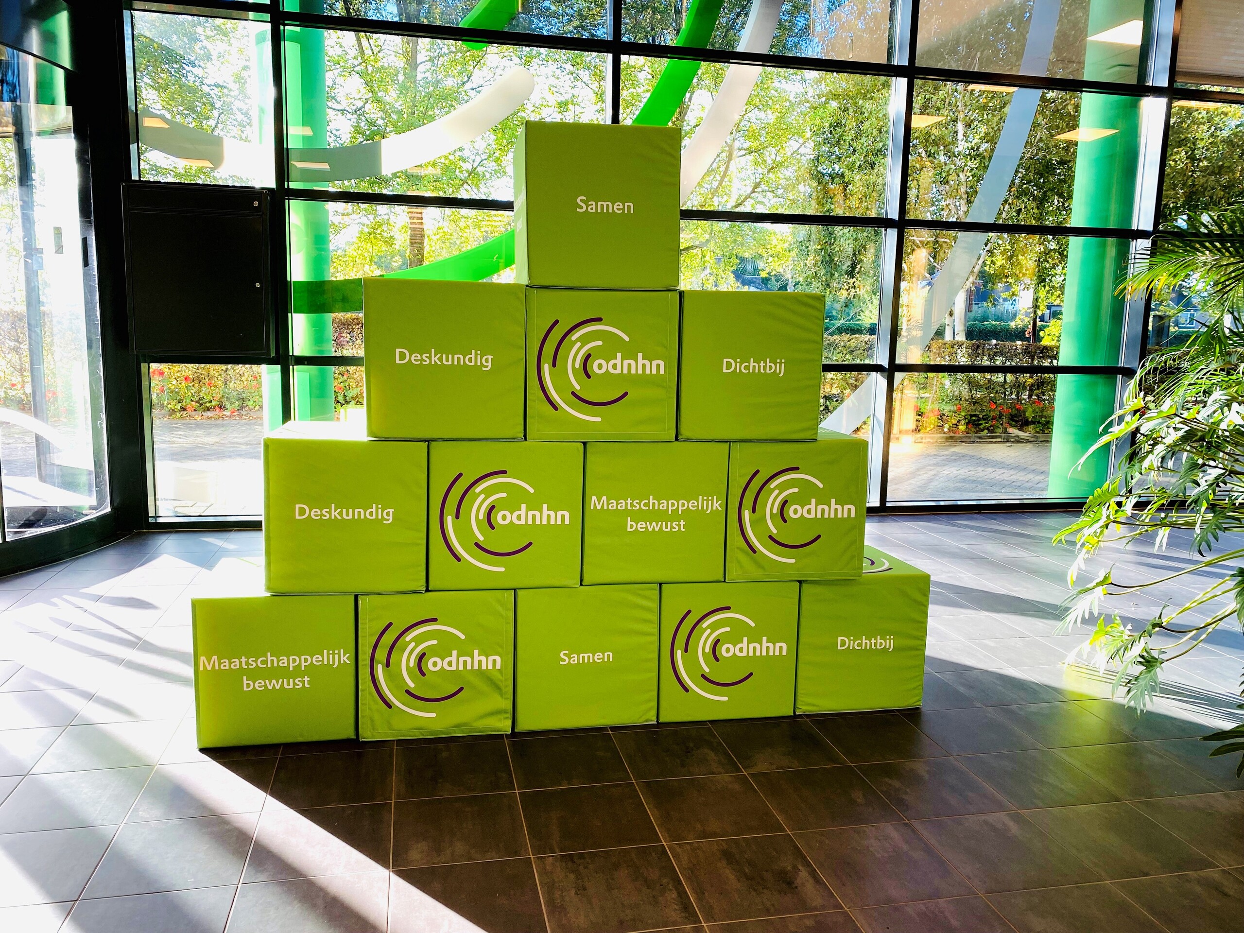 Missie en visie van de OD NHN afgebeeld op blokken die in de hal staan